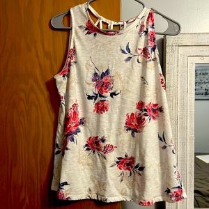 Women’s Maurice’s tank top so large
